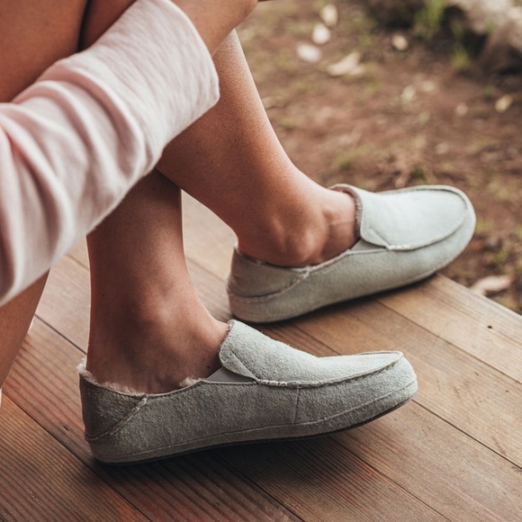 OluKai Shoes - OLUKAI Nohea Shearling-Lined Nubuck Suede Slipper in pale grey